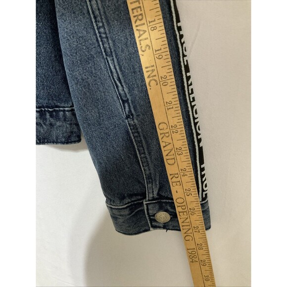True Religion Denim Trucker Jacket Men's L Medium Wash Tape Logo NEW MSRP$179 - Picture 11 of 15